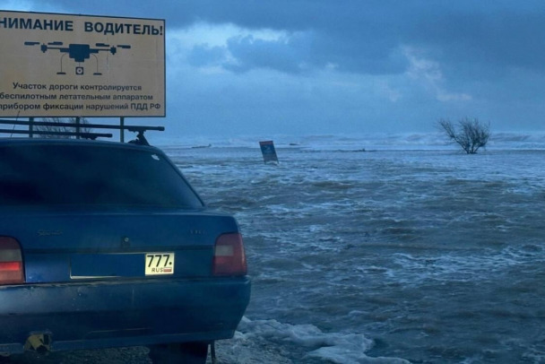 На Крым обрушился сильнейший шторм. Из затопленных домов эвакуируют жителей - видео