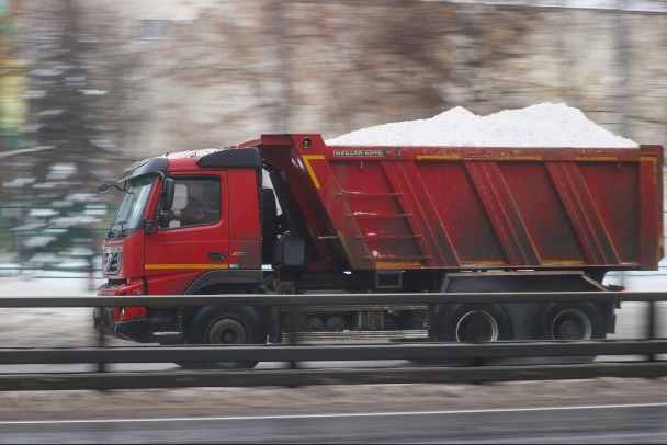 Водитель самосвала погиб на подъезде к порту в Усть-Луге. Его накрыла многотонная махина