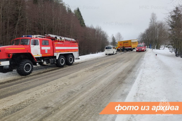 Водителя и пассажира «Лады» госпитализировали после столкновения с грузовым «Вольво» в Сертолово