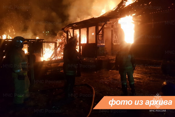 Под Киришами огонь повредил дом с баней и «Жигули», хозяин в больнице
