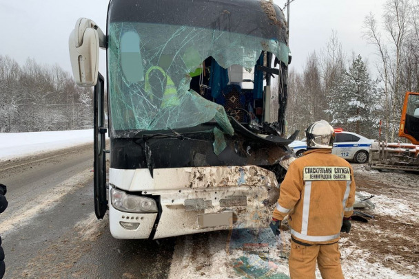 Автобус влетел в снегоуборочную машину на Мурманском шоссе под Шлиссельбургом 