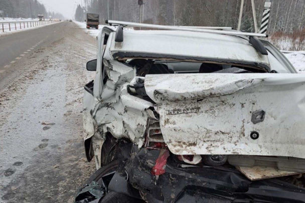 Маршрутку и Renault расплющило на трассе «Россия», два человека пострадали (фото)