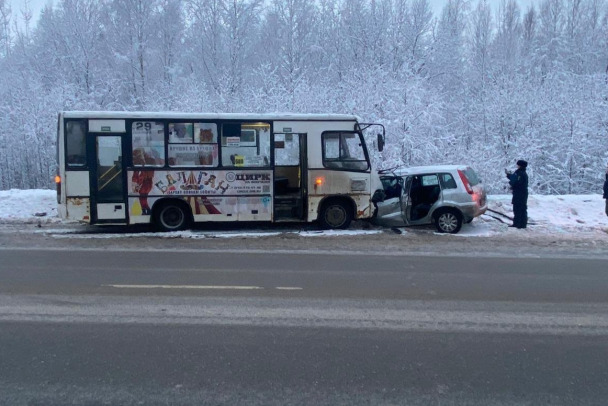 Легковушку расплющило в лобовом ДТП с автобусом у Нового Девяткино, водитель погиб