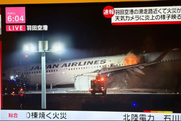 В Японии столкнулись два самолета. Погибли пятеро, почти два десятка человек пострадали
