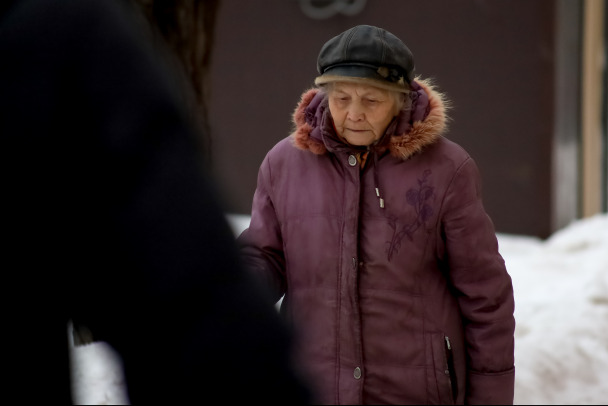 90-летняя пенсионерка в Отрадном отдала полмиллиона человеку в пальто за «близкую в ДТП»