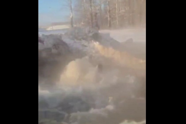 Видео: На выезде из Янино из-под земли бьет «фонтан»