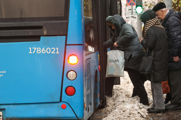 Комтранс Ленобласти сообщил, куда жаловаться на задержки автобусов в мороз
