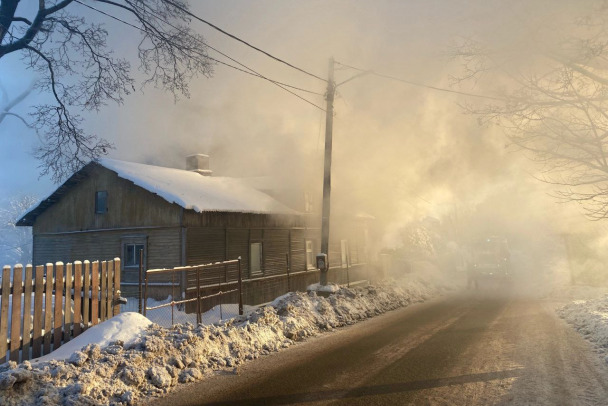 Фото и видео: Дымовая завеса поднялась из-за пожара в Выборге