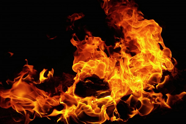 Видео: Пламя вырывается из дома под Выборгом