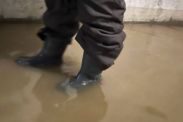 Затоплением подвала дома в Кудрово канализацией заинтересовался Роспотребнадзор (фото)