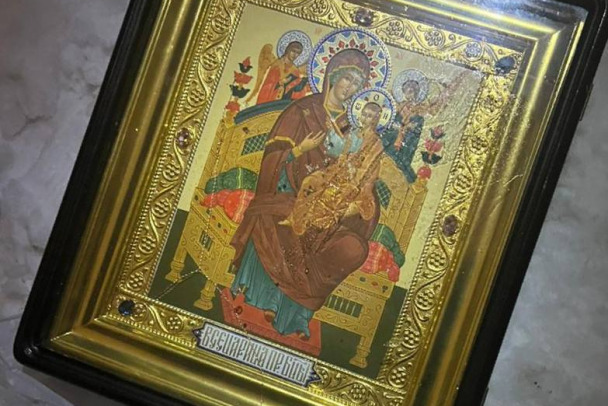 У торгового центра в Петербурге огорчили рецидивиста, забравшего из храма «Всецарицу» и драгоценности (фото и видео)