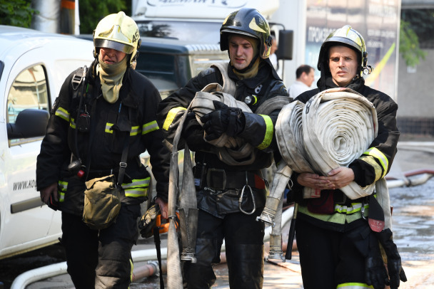 В Сланцах пятерых взрослых и ребенка эвакуировали из дома из-за горящей кухни