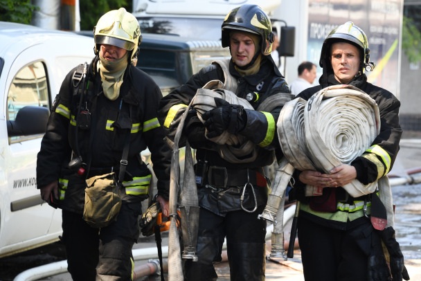 Десять человек спасли из горящего автосервиса в Малом Луцке