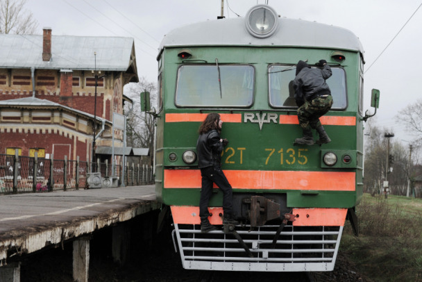 Петербуржец в поисках острых ощущений зацепился за поезд до Тосно. Но поездка быстро завершилась