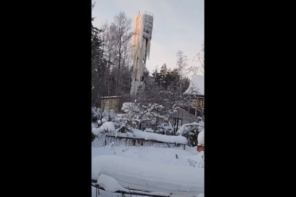 «Ждем аварии». Водонапорная башня в поселке Гаврилово превратилась в сосульку (видео)