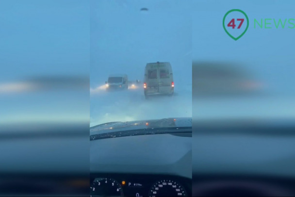 Видео: Водители попали в снежную ловушку под Гатчиной. Там еще не успели пробить