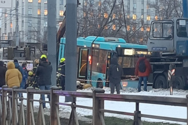 Появилось видео наезда автобуса на пешеходов в Петербурге