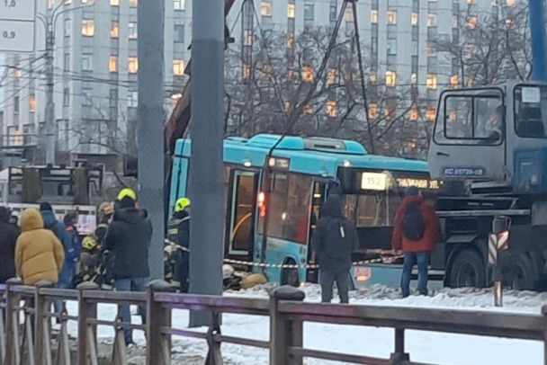 В Петербурге автобус вылетел на тротуар с пешеходами