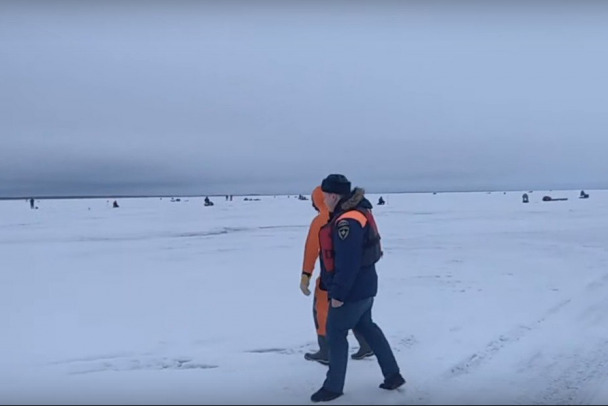 Спасатели вновь предупреждают о коварстве Ладоги.  Стоя на льду, их послушали 150 человек - видео