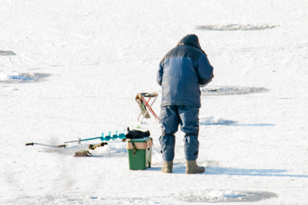 По одному и проторенными тропами. Спасатели перечислили правила безопасности на зимней рыбалке