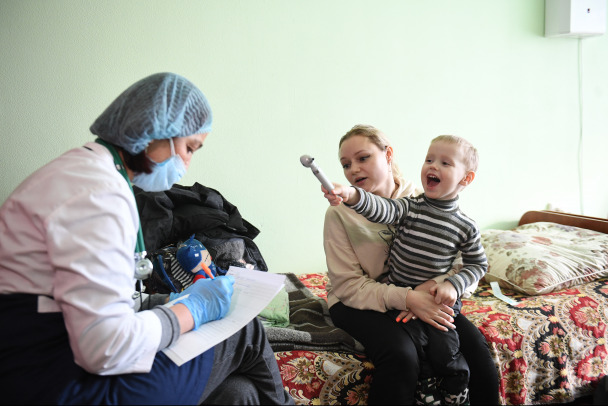 В Великом Новгороде семью из семи человек госпитализировали с корью