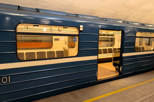 Житель Петербурга на спор проник в кабину машиниста метро  и получил пять суток призовых