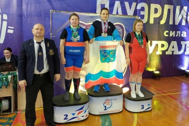 327 килограммов железа. Сильная девушка из Ленобласти взяла золото на Кубке России по пауэрлифтингу