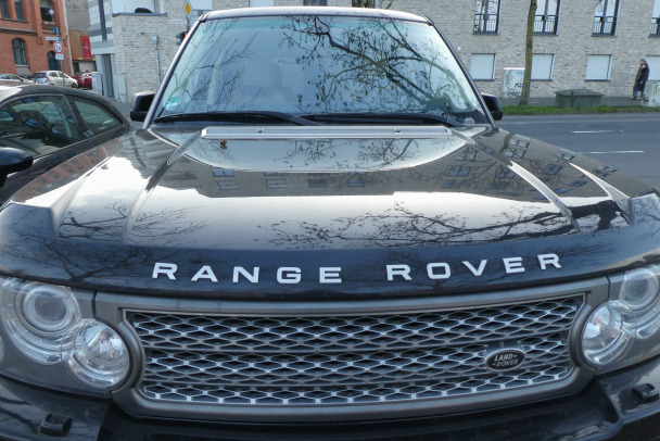 Полиция ищет черный Range Rover, испарившийся со стоянки гостиницы в Киришах