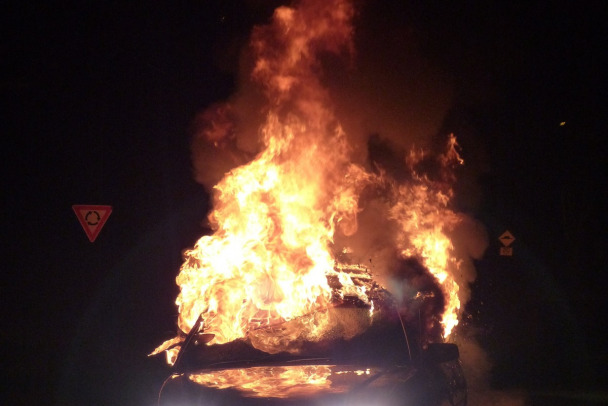 У дома в Сертолово пламя не пощадило Nissan