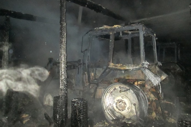 Пожарные потушили трактор без номеров под Волховом