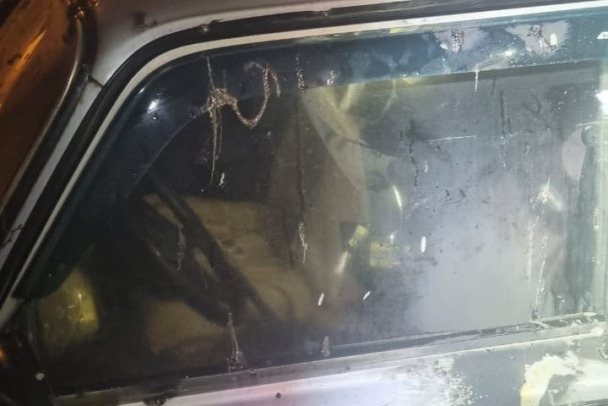 Замкнувший уличный фонарь чуть не спалил припаркованную под ним машину в Киришах