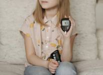 Ребенок с инсулиновой помпой и глюкометром