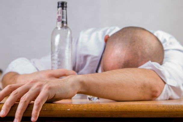 Представители пяти профессий считаются самыми пьющими. Нарколог рассказал, почему