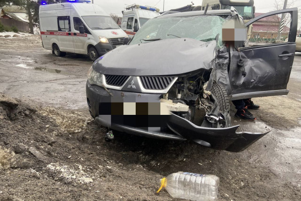 Легковушка и грузовик разлетелись в Приозерске. Зажатого водителя освободили без спасателей