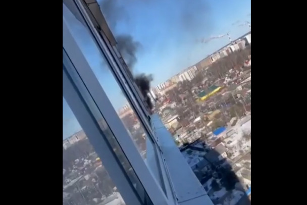 Квартира вспыхнула в многоэтажке в Мурино - видео