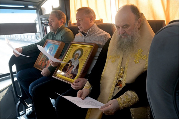 Беглов с духовенством совершил объезд Петербурга с иконами (фото)