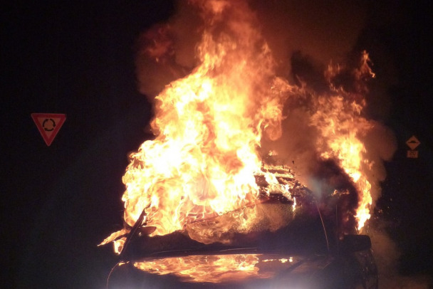 У ЗАГСа в Сланцах сгорел автомобиль