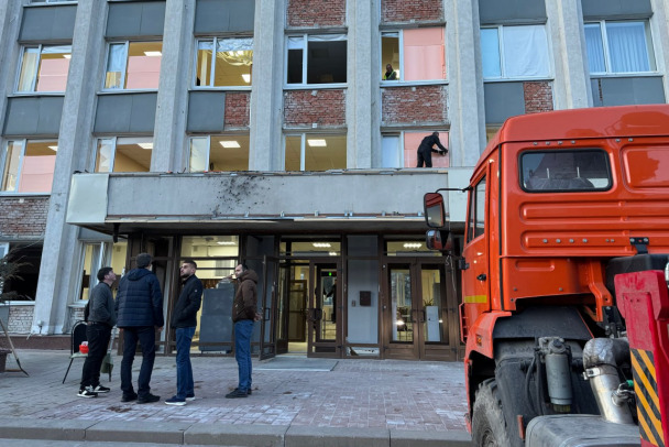 В Белгороде беспилотники врезались в жилой дом и здание ФСБ