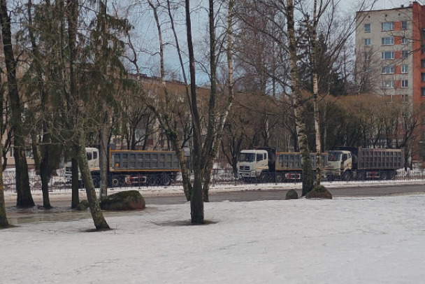 В Сосновом Бору, где жаловались на засилье большегрузов, снимают с рейсов грузовозы ЛАЭС  