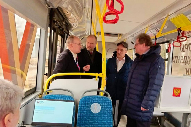 Дальнобойщики голосуют в автобусе на границе с Эстонией под Псковом