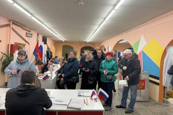 Фото: Как в Ивангороде голосуют россияне из Эстонии