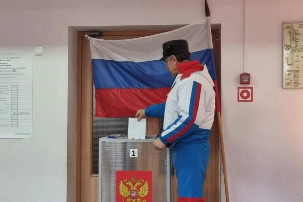 Человек-флаг, проверка губернатора и Настя Ивлеева теперь вошла в ту дверь. Второй день выборов в Ленобласти