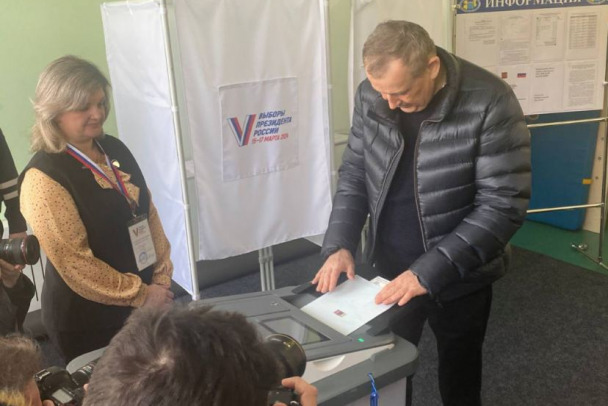 Губернатор Ленобласти со старшей дочерью проголосовал на выборах президента России