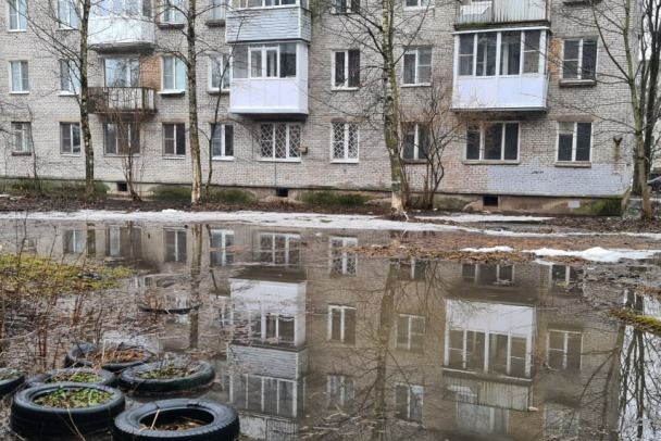 В Волхове на Масленицу вспоминают водяного. Широко раскинулась глубокая лужа в городских дворах (видео, фото)