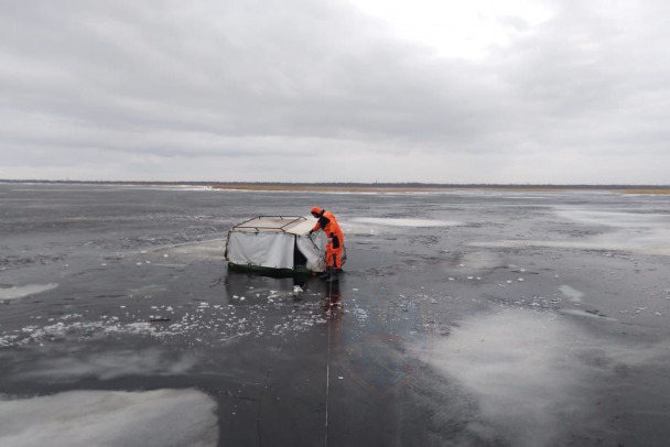 Только вездеход остался на плаву. На Ладожском озере двое провалились под лед