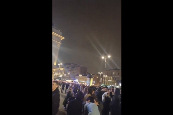 Видео: Из «Галереи» в Петербурге эвакуируют посетителей