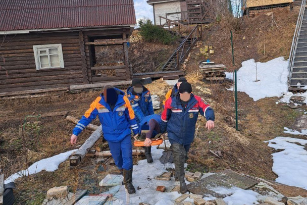 Спасатели помогли эвакуировать больного в деревне под Волховом