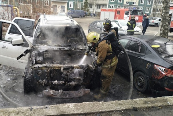 «Кореец» выгорел в Сертолово, подплавив соседний автомобиль