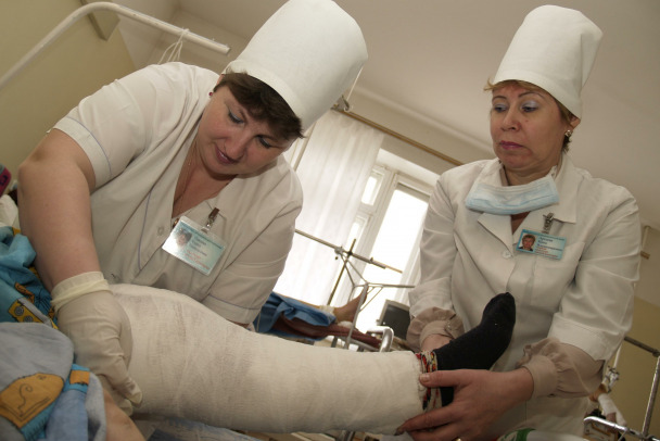 Упала с самоката – минус палец. В Петербурге уже вовсю госпитализируют детей после уличных активностей 