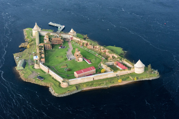 Теплоходы с конца апреля повезут туристов в 700-летнюю крепость Орешек